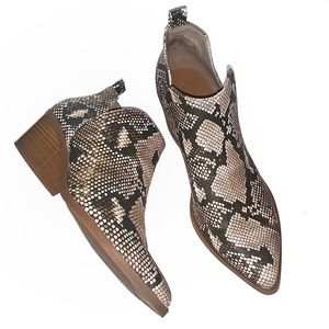 Universal Thread snakeskin faux leather chelsea boots ankle booties size 9.5